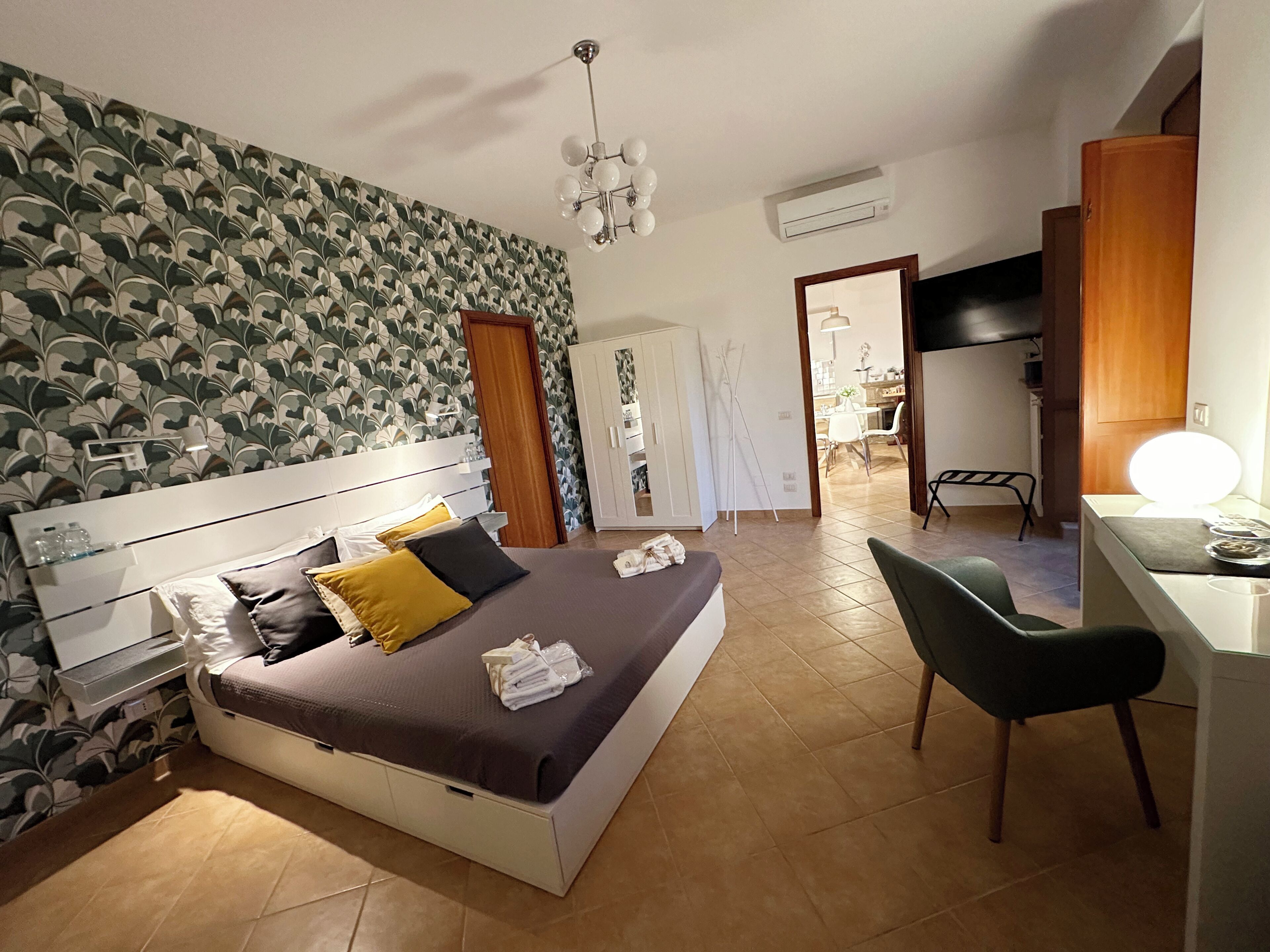 Suite Junior, vista città | Minibar con snack e bevande gratuite, ferro/asse da stiro