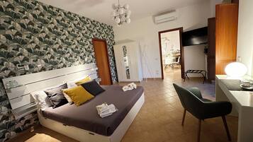 Suite Junior, vista città | Minibar con snack e bevande gratuite, ferro/asse da stiro