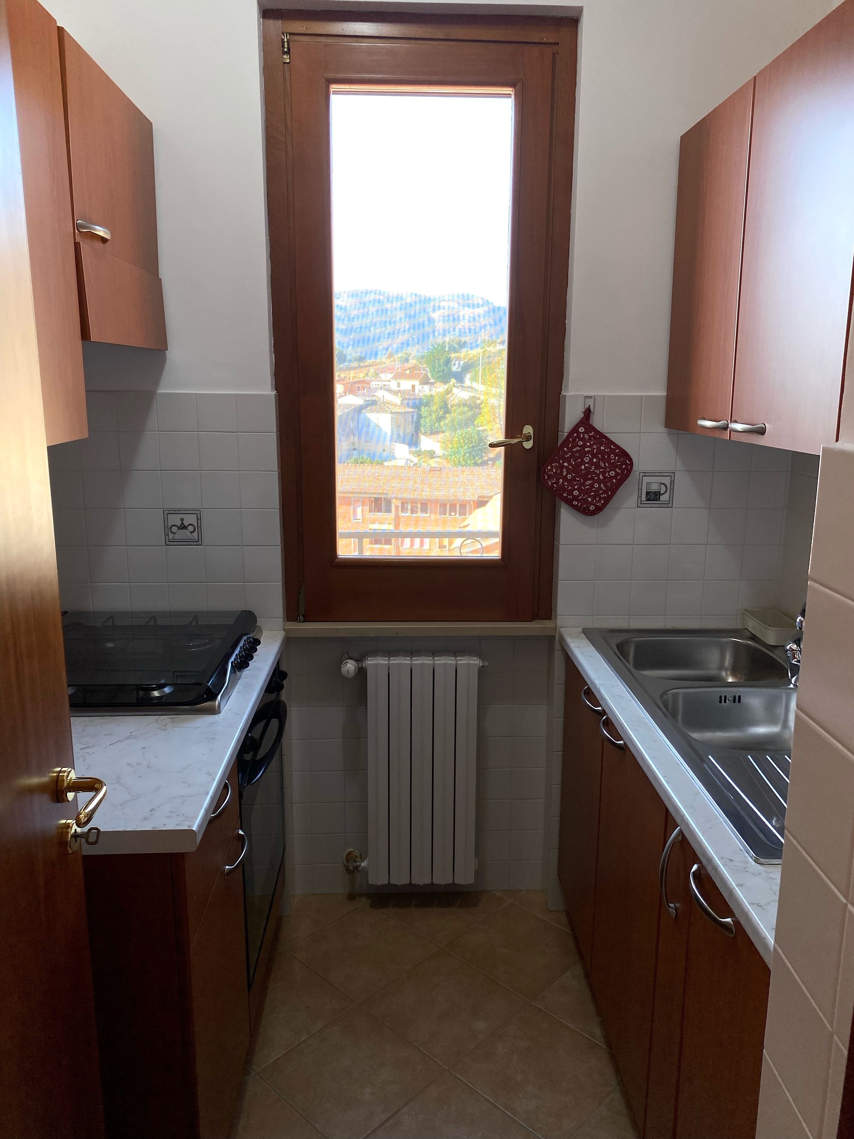 Suite familiare, vista città | Cucina privata | Frigorifero con congelatore, microonde, forno, piano cottura