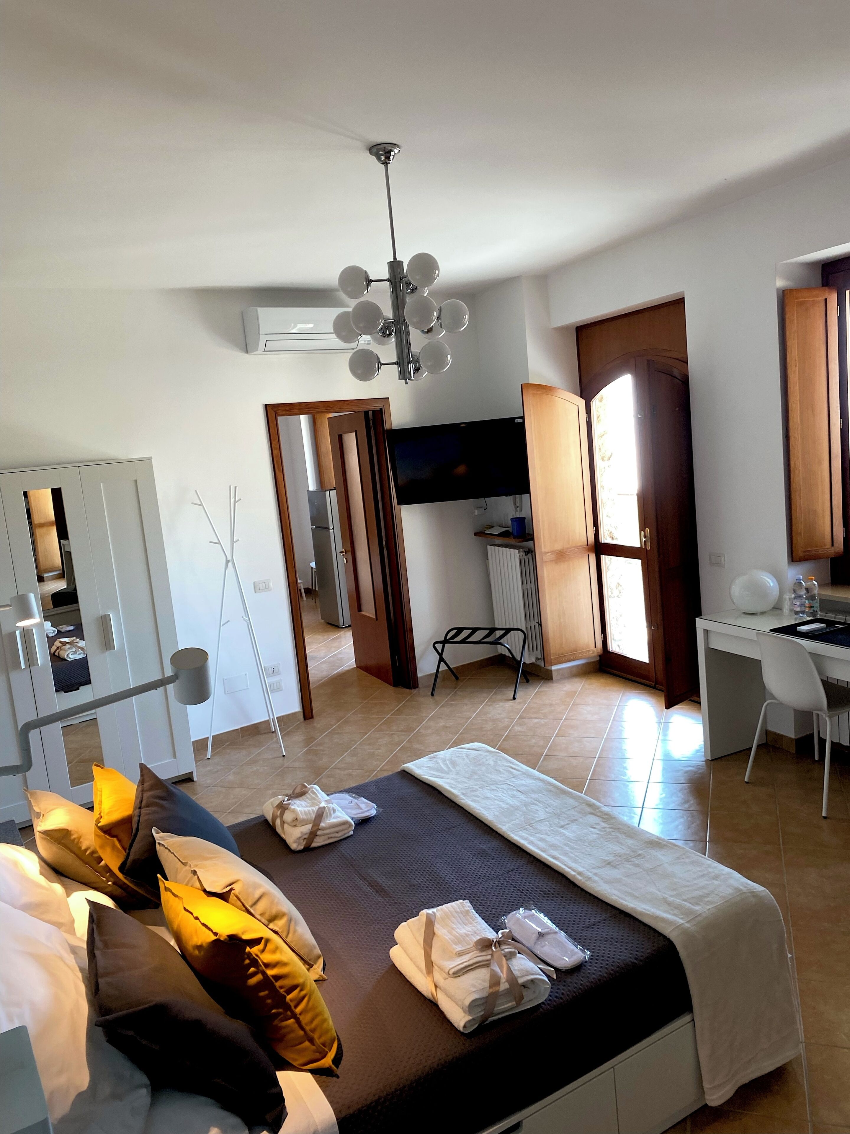 Junior-Suite, Stadtblick | Kostenlose Minibar, Bügeleisen/Bügelbrett, kostenloses WLAN