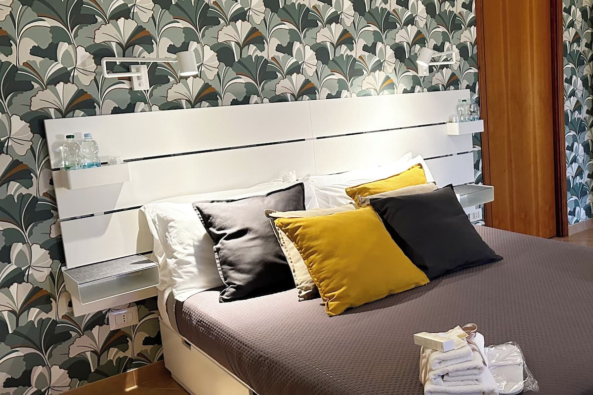 Junior suite, uitzicht op stad | 2 slaapkamers, een gratis minibar, een strijkplank/strijkijzer