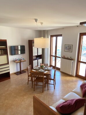 Family Suite, City View | Living area