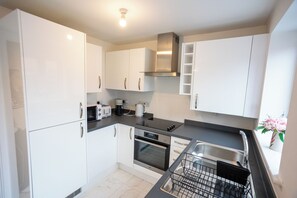 Fridge, microwave, oven, stovetop - The Getaway - A cosy 2 bedroom home (Monkton Heathfield, Taunton)