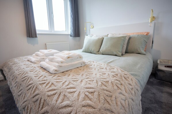 2 bedrooms, desk, iron/ironing board, travel crib - The Getaway - A cosy 2 bedroom home (Monkton Heathfield, Taunton)