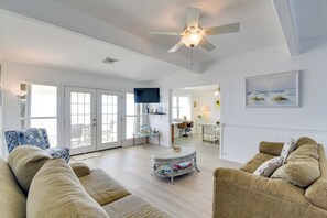 House (3 Bedrooms) | Interior - Oceanfront Home w/ Deck & Views in Galveston! (Galveston)