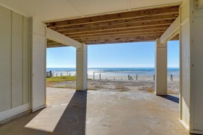 House (3 Bedrooms) | Interior - Oceanfront Home w/ Deck & Views in Galveston! (Galveston)