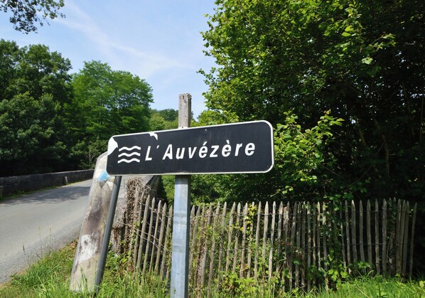 A sign with the text "L'Auvézère" and a symbol of a waterfall.