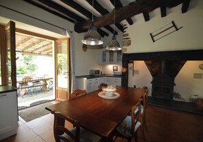 Dining - Charming Hydrangea Cottage 3 stars, with lovely views of the countryside and hills, quiet and locate (Savignac-Lédrier)