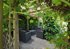 Terrace/patio - Charming Hydrangea Cottage 3 stars, with lovely views of the countryside and hills, quiet and locate (Savignac-Lédrier)