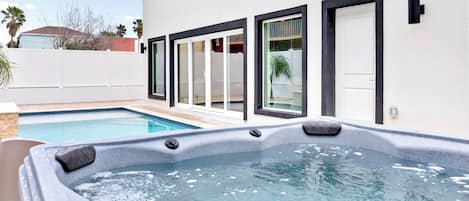 House (5 Bedrooms) | Interior