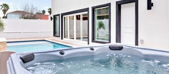 1 Block to Beach: South Padre Island Paradise!