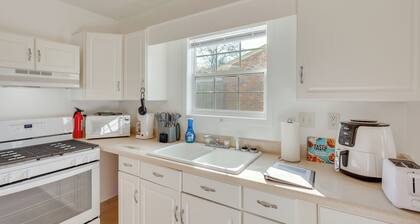 14 Mi to Montgomery: Quaint Couple's Apartment