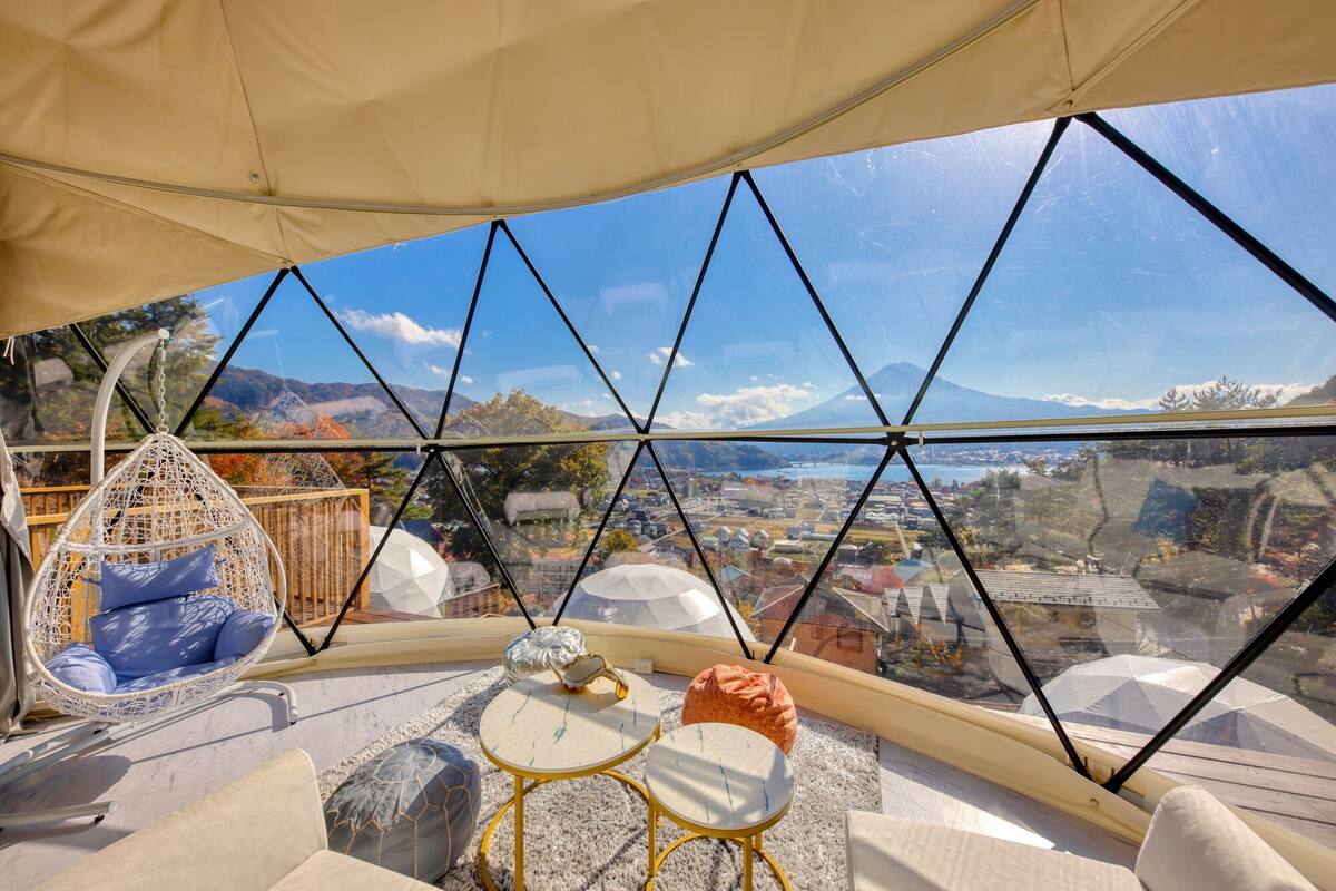 Ein Zimmer mit Blick auf einen Berg und einen See.