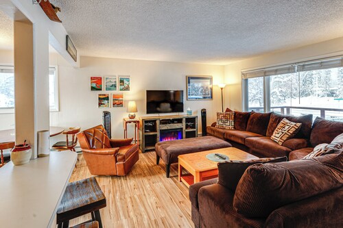 Riverside Retreat: Cozy Fairbanks Home w/ View