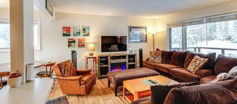 Riverside Retreat: Cozy Fairbanks Home w/ View