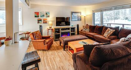 Riverside Retreat: Cozy Fairbanks Home w/ View