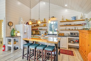 Cottage (4 Bedrooms) | Interior - Dreamy Wine Country Retreat: Sherwood 'rose Cabin' (Sherwood)