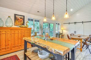 Interior - Dreamy Wine Country Retreat: Sherwood 'rose Cabin' (Sherwood)