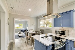House (2 Bedrooms) | Interior - 5 Mi to Dtwn: Bright Home w/ Yard in Pensacola! (Pensacola)