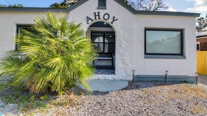 Un bâtiment à la façade blanche, avec le mot « AHOY » écrit au-dessus de l’entrée.