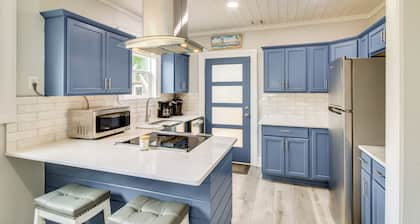 5 Mi to Dtwn: Bright Home w/ Yard in Pensacola!