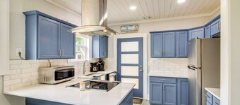 5 Mi to Dtwn: Bright Home w/ Yard in Pensacola!