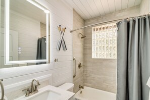 House (2 Bedrooms) | Interior - 5 Mi to Dtwn: Bright Home w/ Yard in Pensacola! (Pensacola)