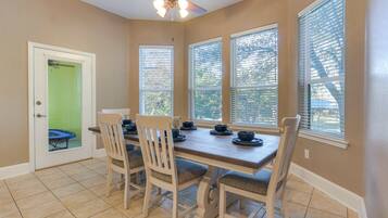 House (5 Bedrooms) | Interior