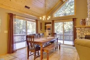 Interior - 5 Mi to Dodge Ridge: Cabin in Strawberry (Strawberry)