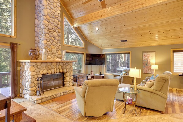 House (4 Bedrooms) | Interior - 5 Mi to Dodge Ridge: Cabin in Strawberry (Strawberry)