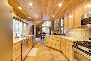 Interior - 5 Mi to Dodge Ridge: Cabin in Strawberry (Strawberry)