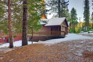 House (4 Bedrooms) | Interior - 5 Mi to Dodge Ridge: Cabin in Strawberry (Strawberry)