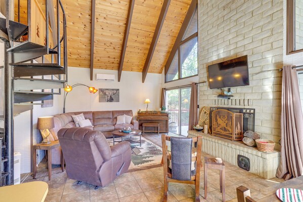 Téléviseur à écran plat, foyer, lecteur de DVD