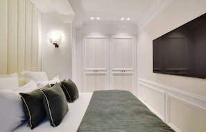 3 bedrooms, iron/ironing board, travel cot, WiFi