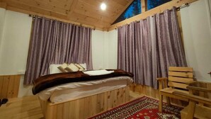 Une pièce en bois avec un lit, une chaise et un tapis à motifs.
