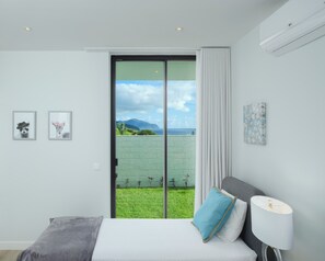 4 chambres, coffres-forts dans les chambres, bureau