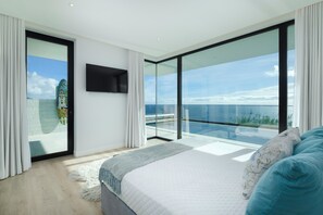 4 bedrooms, in-room safe, desk, iron/ironing board