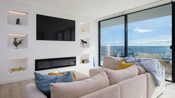 Smart-TV, Kamin, Bücher, Stereoanlage