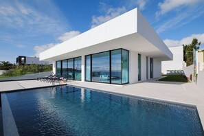 Alberca al aire libre y alberca climatizada