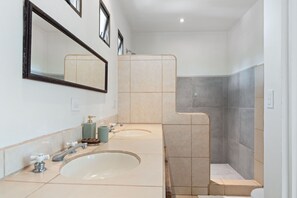 Shower, hair dryer, towels, soap - Private Beach Villa in Playa Grande Costa Rica Pool, Free WiFi and parking, AC (Guanacaste Province)