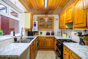 Maison | Cuisine privée | Réfrigérateur, micro-ondes, four, plaque de cuisson