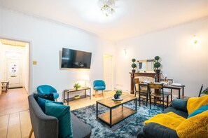 House | Living area | TV - Rochdale Retreat - Spacious 4-bed House 8 Beds (Rochdale)