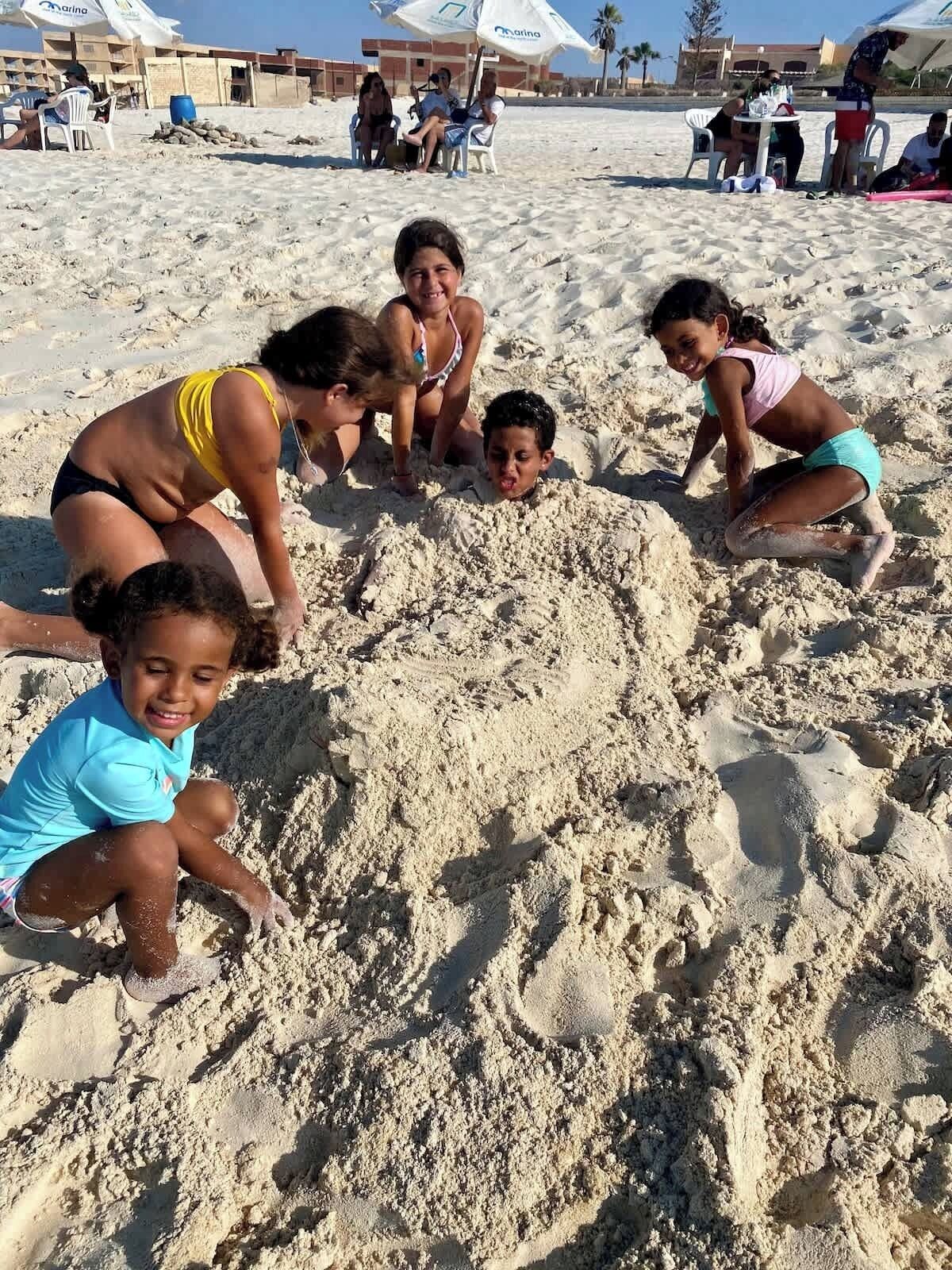 En la playa, camastros y toallas de playa 