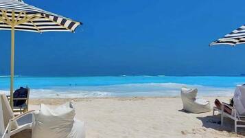 Plage, chaises longues, serviettes de plage