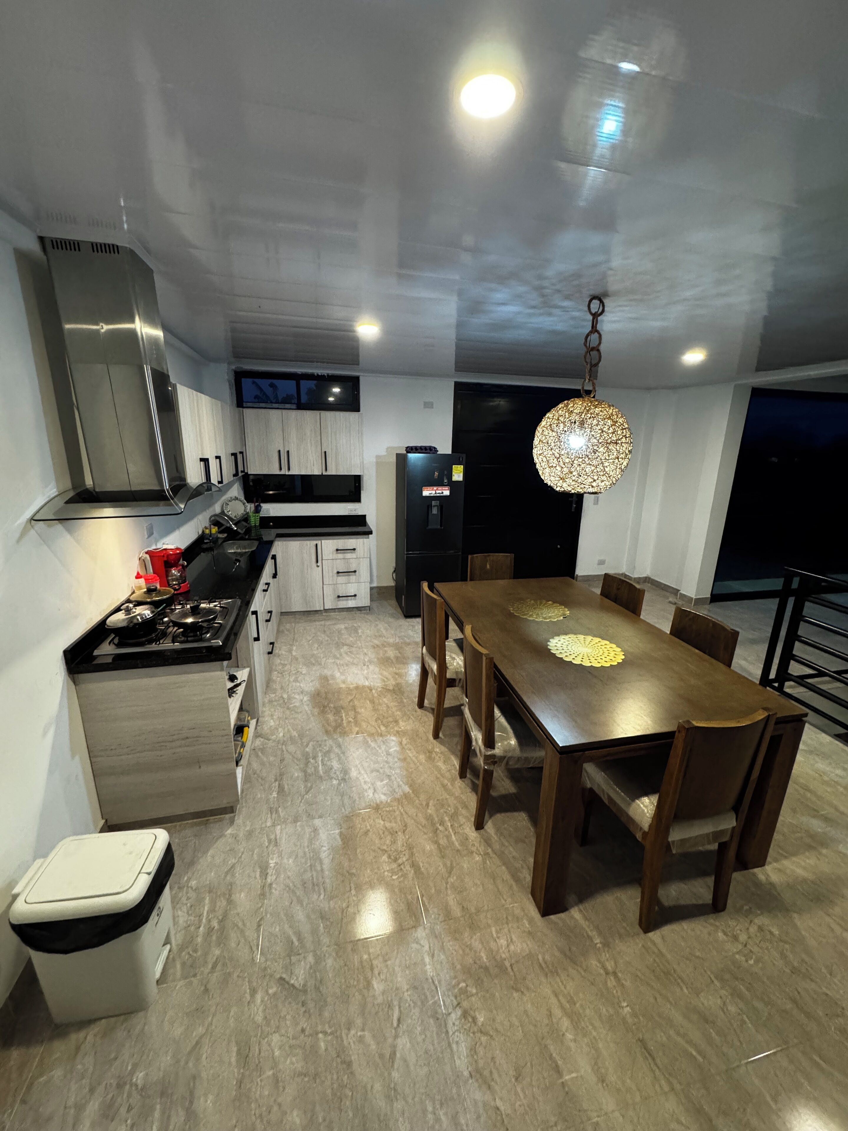 Kühlschrank, Wasserkocher mit Kaffee-/Teezubehör, Mixer