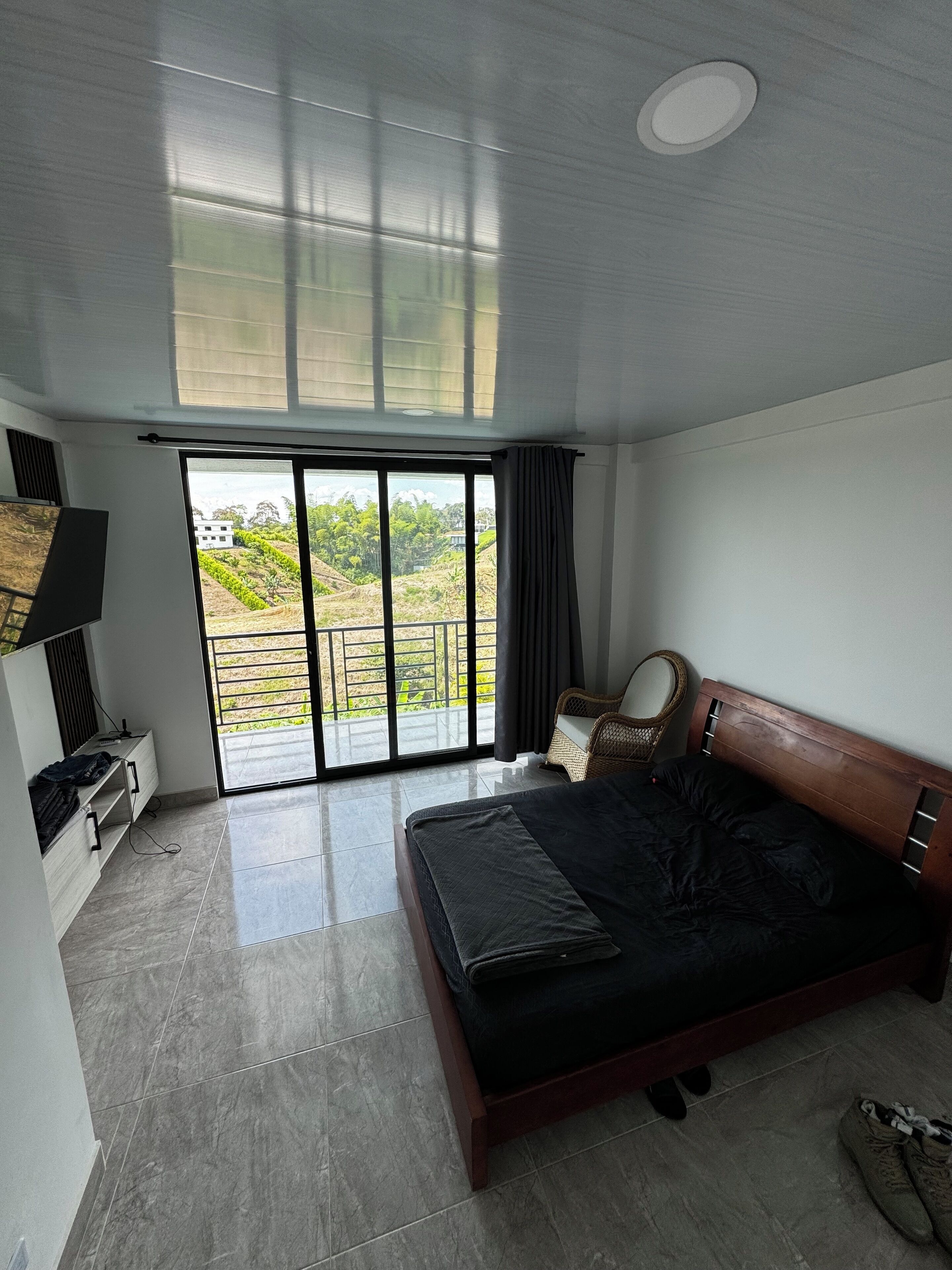 3 bedrooms, desk, internet, bed sheets