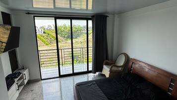 3 bedrooms, desk, internet, bed sheets