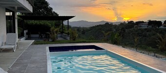 Birdhouse85: Private View & Pool