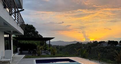 Birdhouse85: Private View & Pool