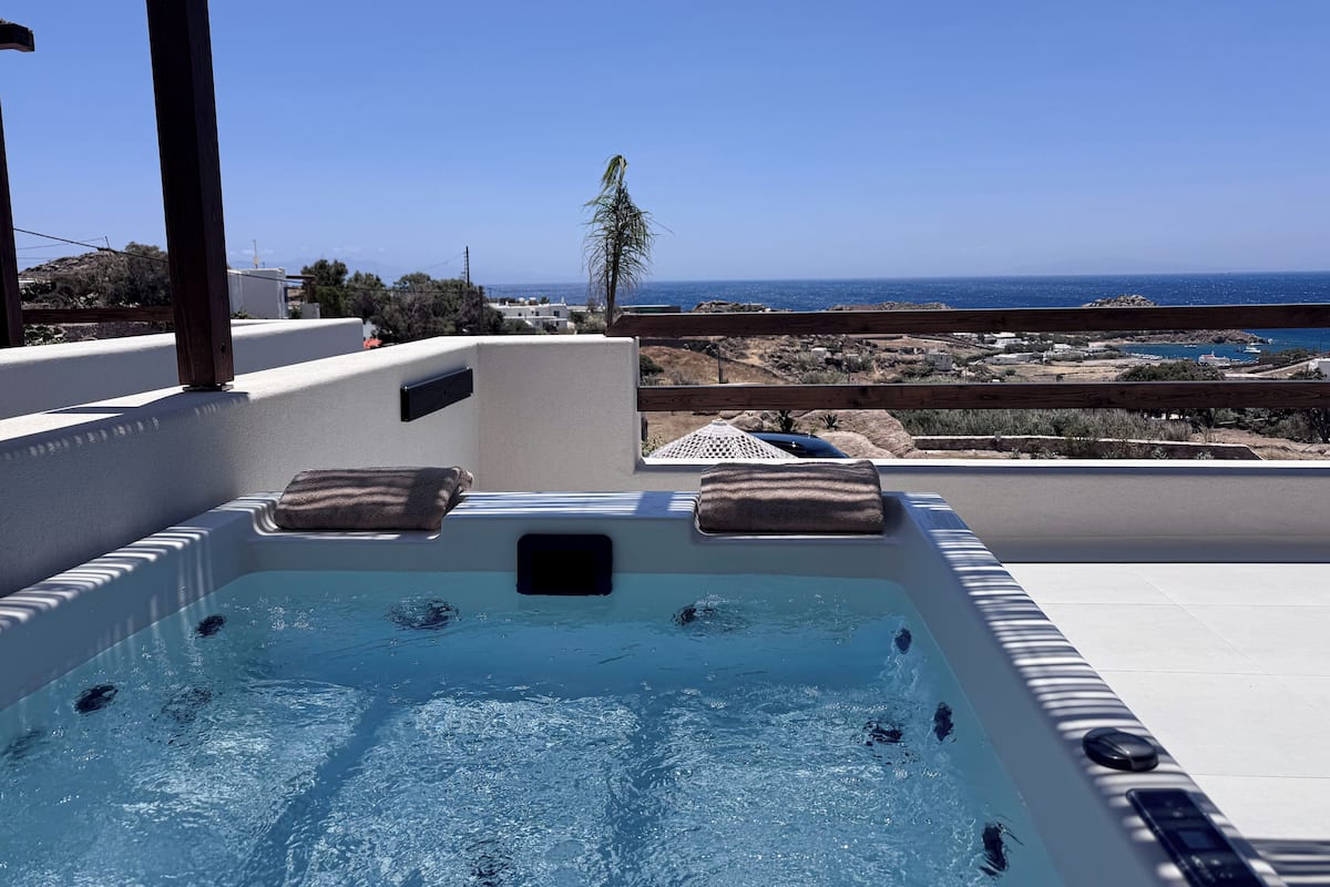 Deluxe Triple Room Sea View with Hot Tub | Tab spa persendirian